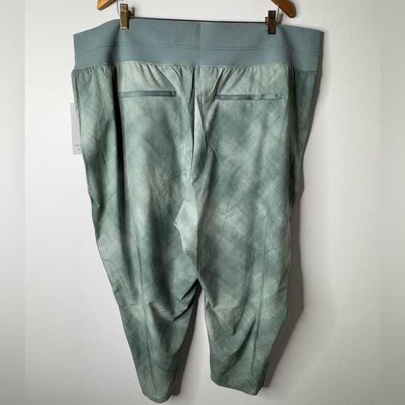 NWT Athleta Nolita Slim Tapered Print Crop Athletic Jogger Pants - Picture 10 of 10